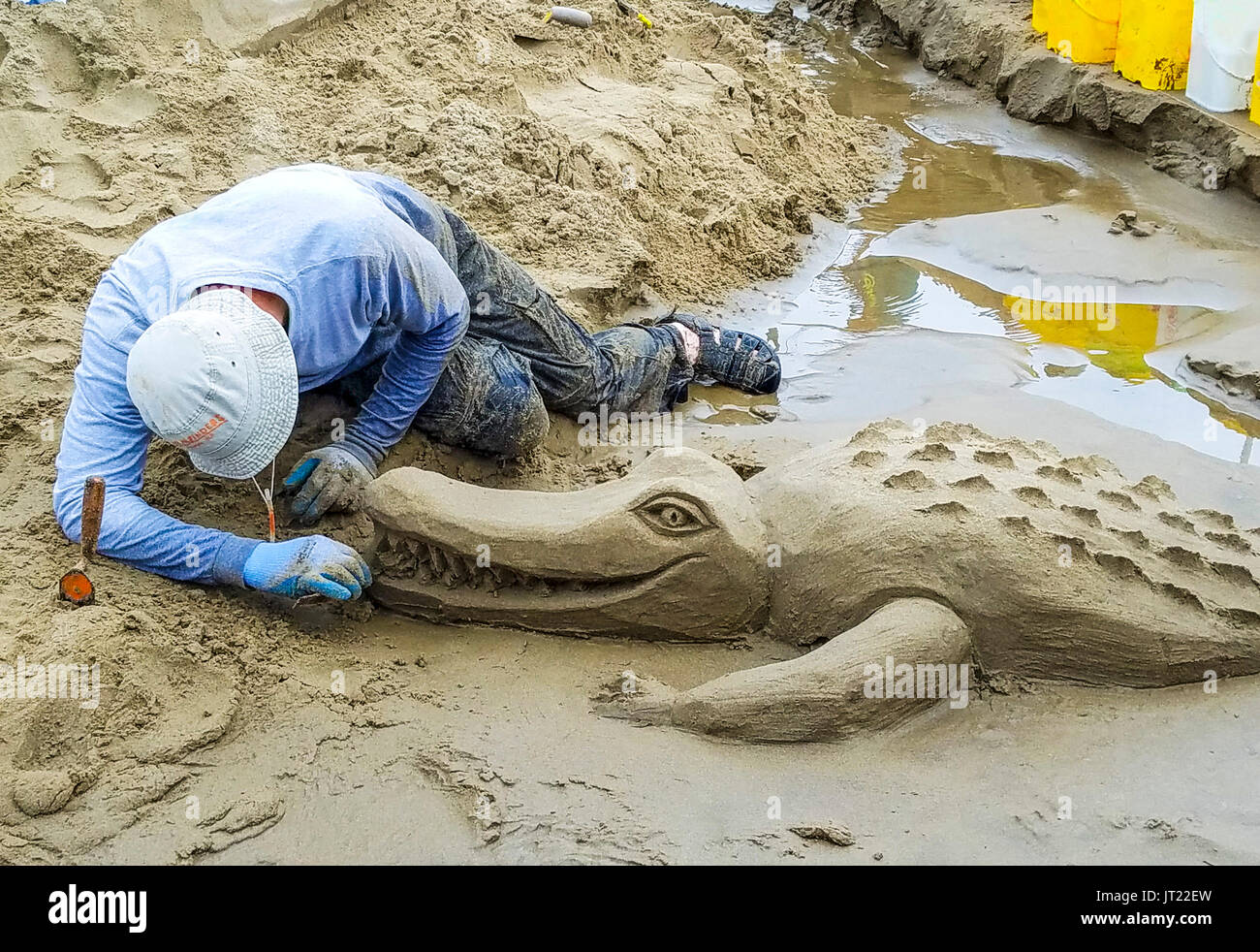 Sandcastle Contest lungo Cannon Beach in Oregon, USA. Le squadre competono per scolpire le scene elaborate di sabbia. Team vincente funziona su Safari di retromarcia Foto Stock