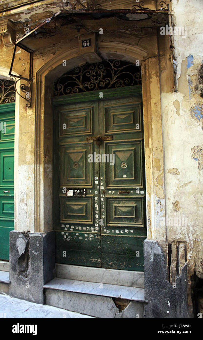 Stretto Street, Valletta, Malta: la più famosa/infamous street; alias la gut; pinnacle della vita notturna di Regno Unito e Stati Uniti d'America militari dal XIX - metà del XX secolo. Foto Stock