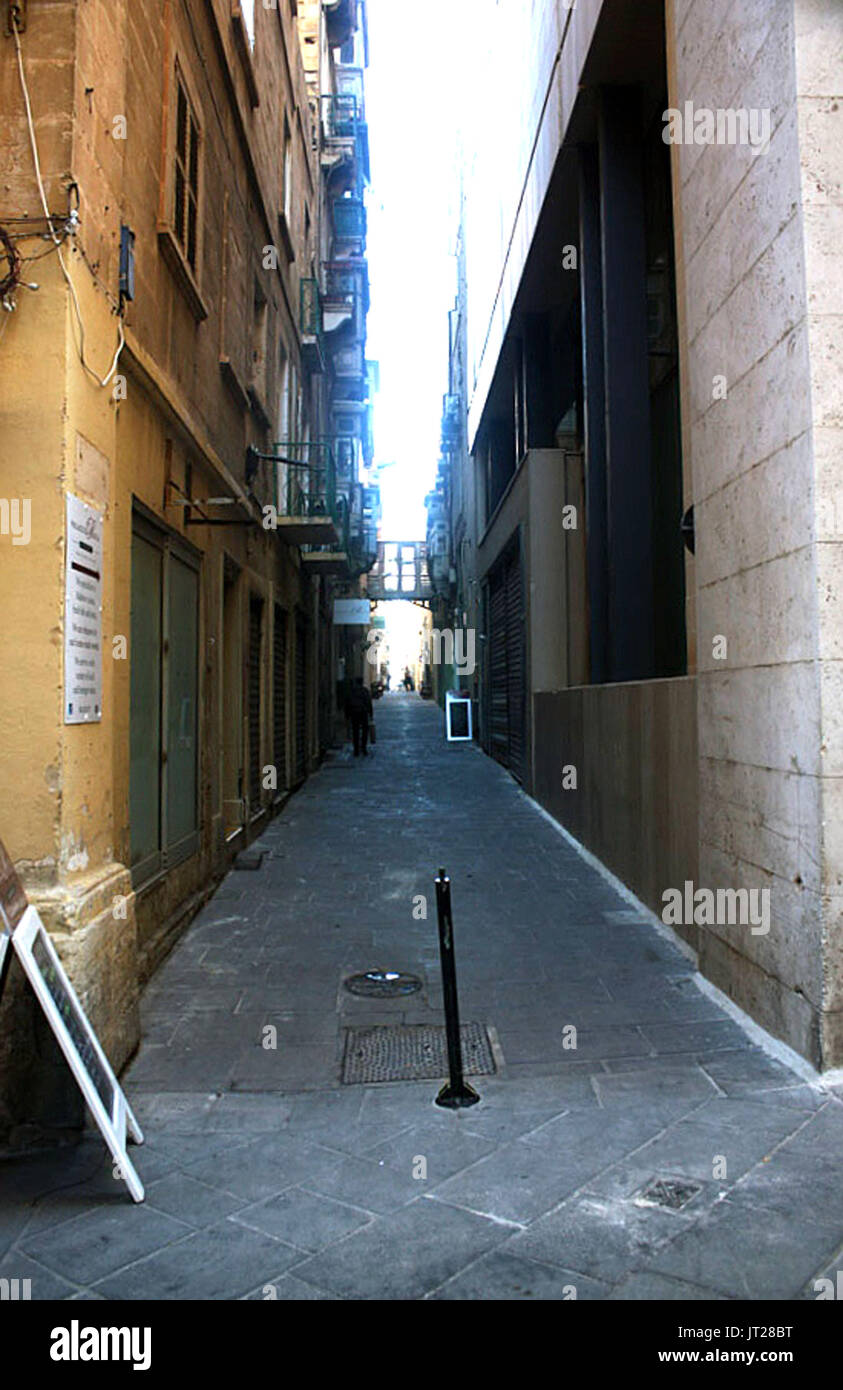 Stretto Street, Valletta, Malta: la più famosa/infamous street; alias la gut; pinnacle della vita notturna di Regno Unito e Stati Uniti d'America militari dal XIX - metà del XX secolo. Foto Stock