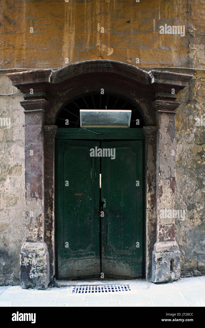 Stretto Street, Valletta, Malta: la più famosa/infamous street; alias la gut; pinnacle della vita notturna di Regno Unito e Stati Uniti d'America militari dal XIX - metà del XX secolo. Foto Stock