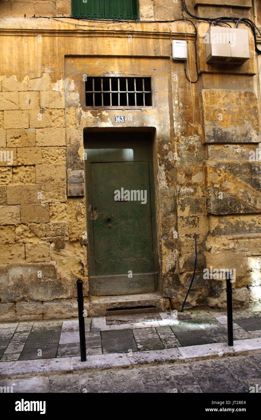 Stretto Street, Valletta, Malta: la più famosa/infamous street; alias la gut; pinnacle della vita notturna di Regno Unito e Stati Uniti d'America militari dal XIX - metà del XX secolo. Foto Stock