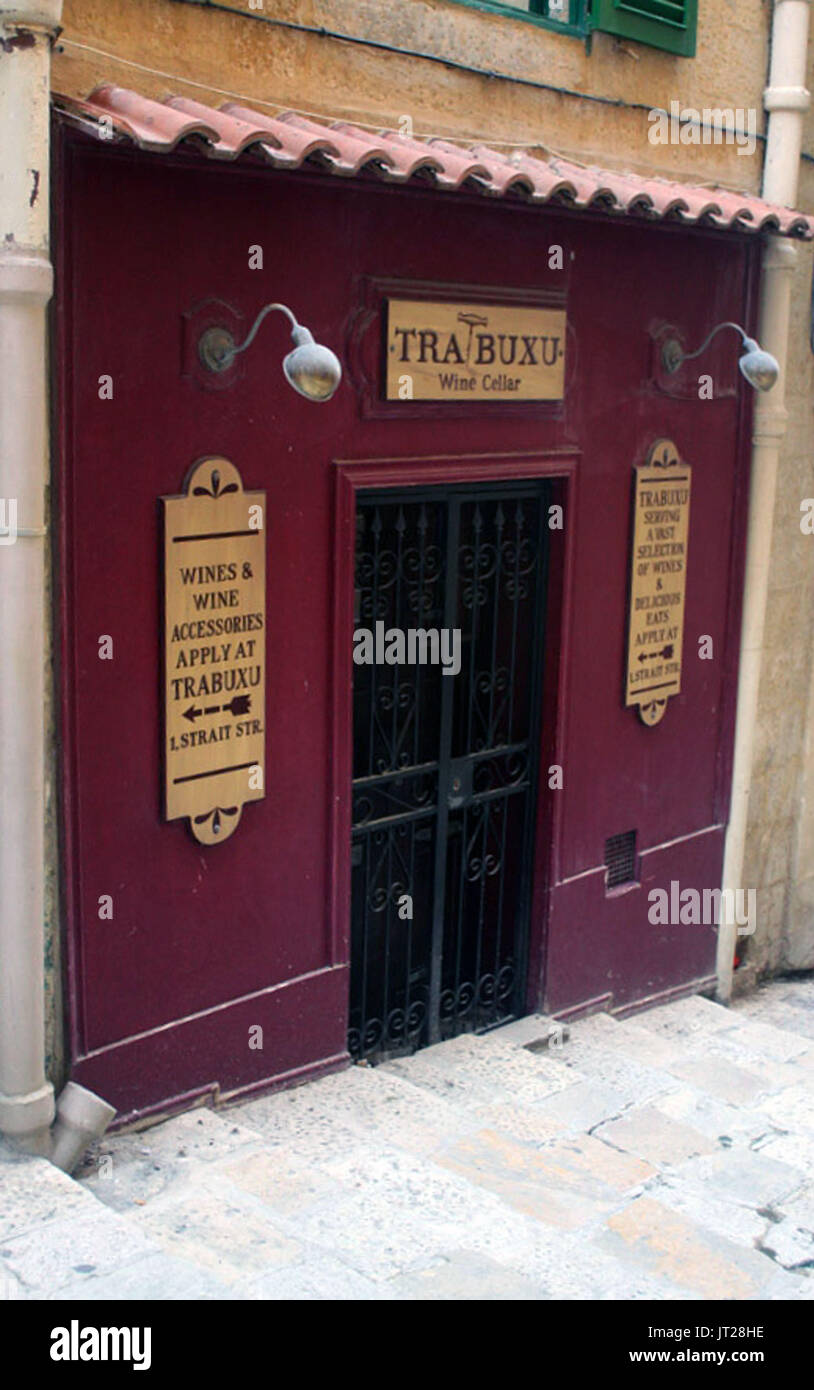 Stretto Street, Valletta, Malta: la più famosa/infamous street; alias la gut; pinnacle della vita notturna di Regno Unito e Stati Uniti d'America militari dal XIX - metà del XX secolo. Foto Stock