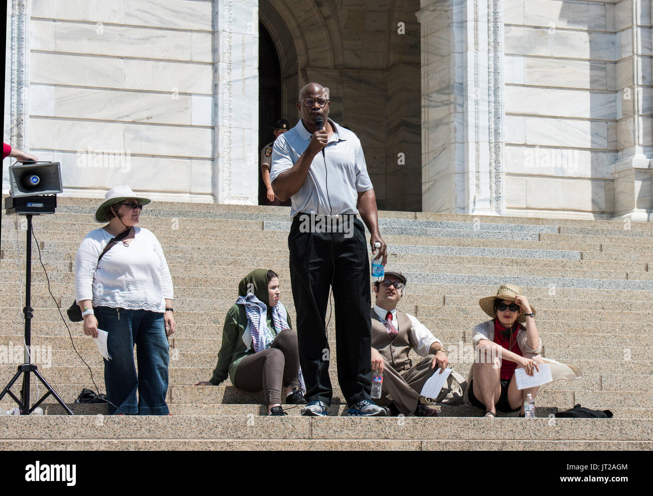 Pro Sharia manifestanti counterprotesting un rally che sta succedendo all'interno del Capitol che critizes Sharia. Un Ebreo, musulmana, americano africano e Foto Stock