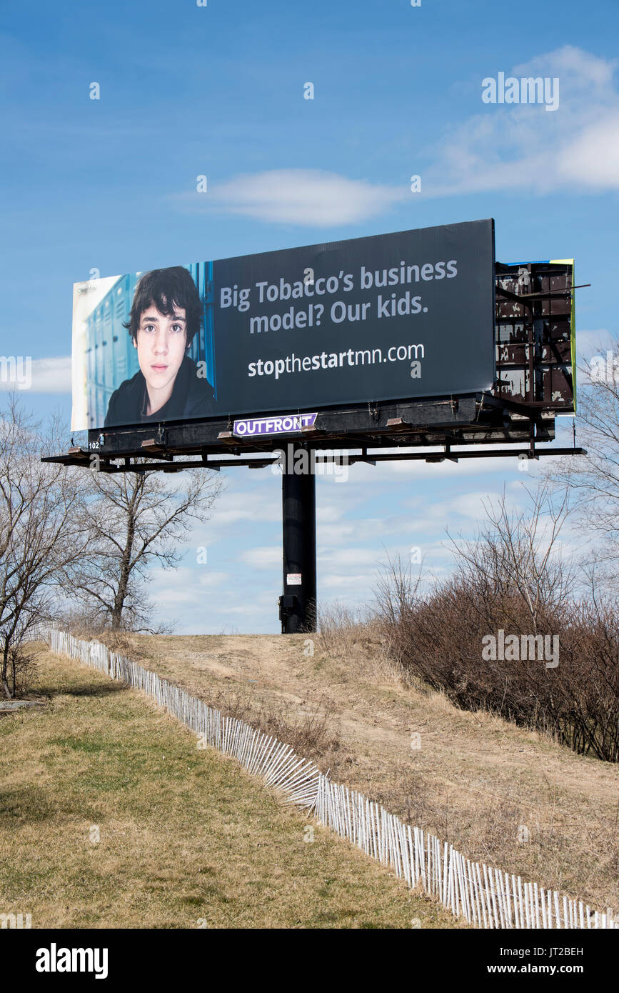 Oakdale, Minnesota. Anti-fumo segno. A causa dell'industria del tabacco l'utilizzo dei social media, coupon, concerto promozioni e altre tattiche destinate ai giovani Foto Stock