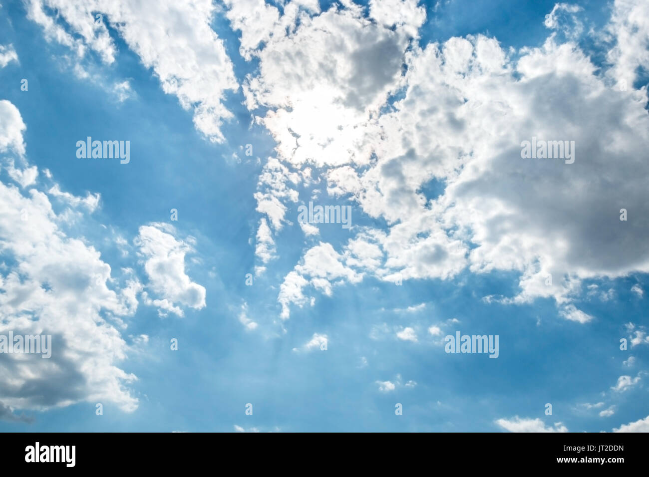 Sole brillante, heap bianche nuvole e sole brillante nel cielo blu Foto Stock