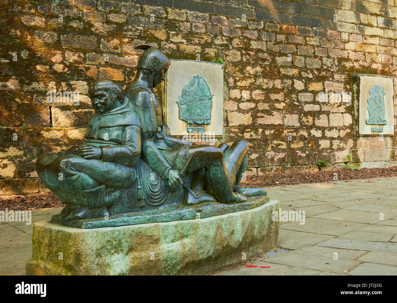 Bronze 1952 scultura da James Woodford di frate Tuck la lettura al piccolo Giovanni e Stukely, Castle Road, Nottingham East Midlands, Inghilterra Foto Stock