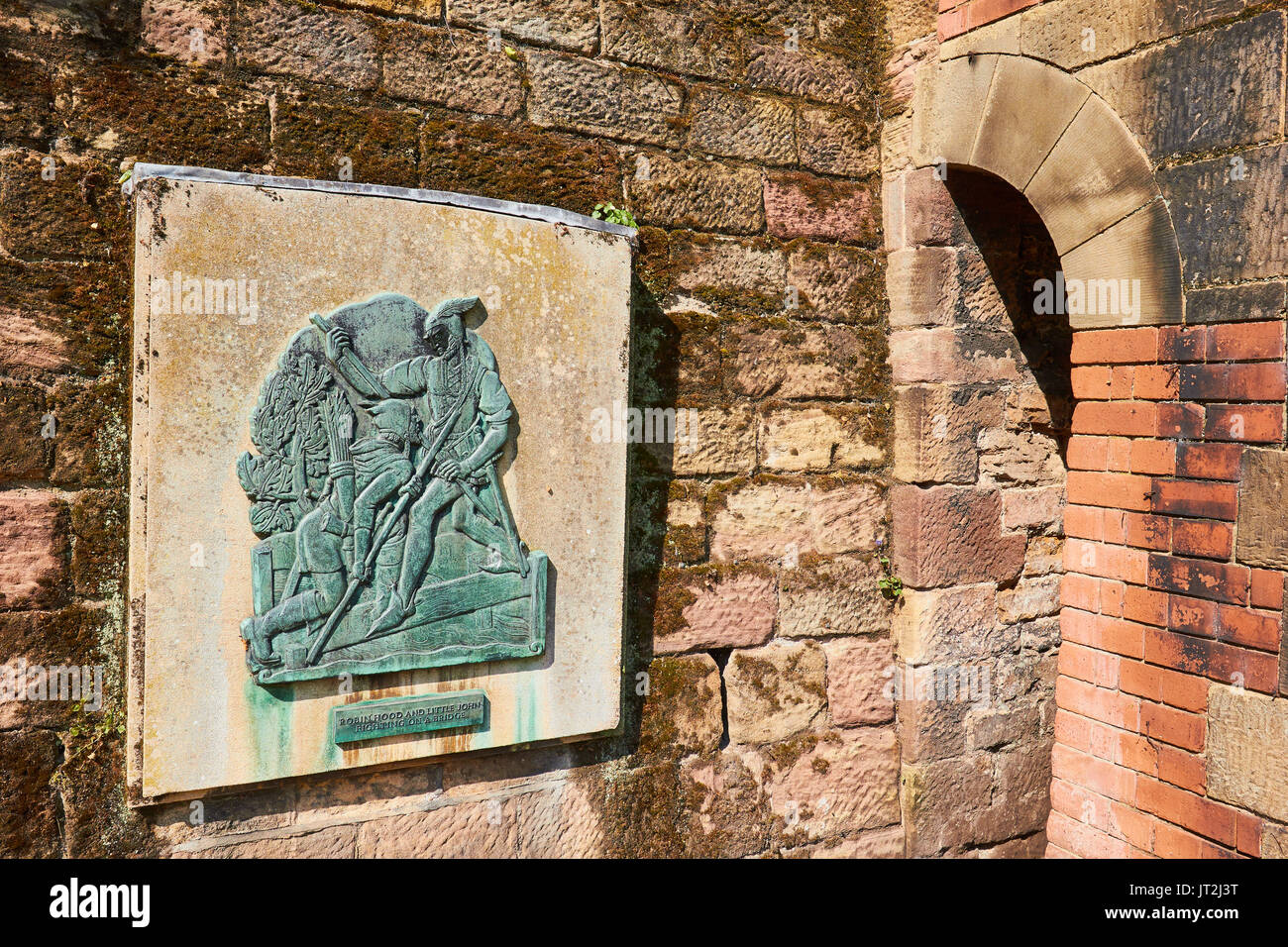 Bronze 1952 scultura da James woodford di Robin Hood e il piccolo Giovanni combattere su un ponte, Castle Road, Nottingham East Midlands, Inghilterra Foto Stock