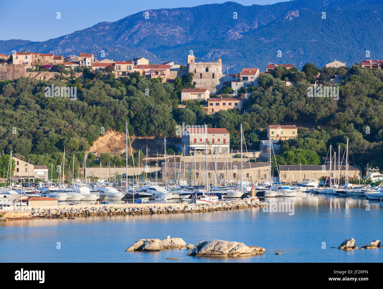 La Corsica, Francia. In estate il paesaggio costiero della città di Porto-Vecchio Foto Stock