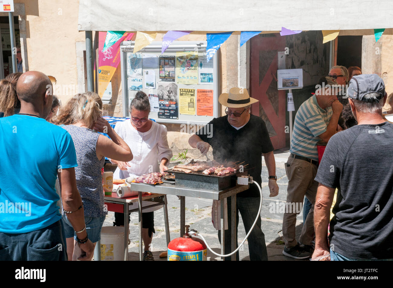 Mercato di domenica a Arreau, Hautes-Pyrénées, Francia. Foto Stock