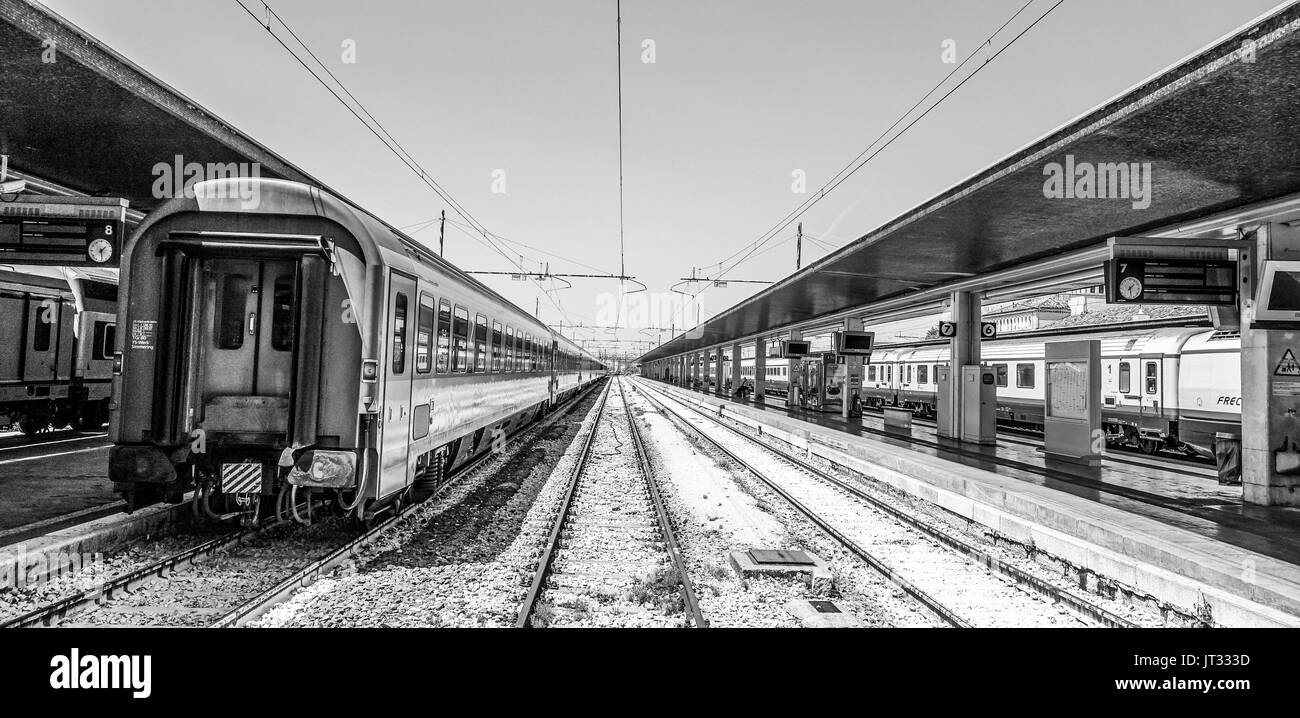 Treno in arrivo a Venezia Stazione Ferroviaria Santa Lucia - ferrovia - Venezia, Italia - 29 giugno 2016 Foto Stock