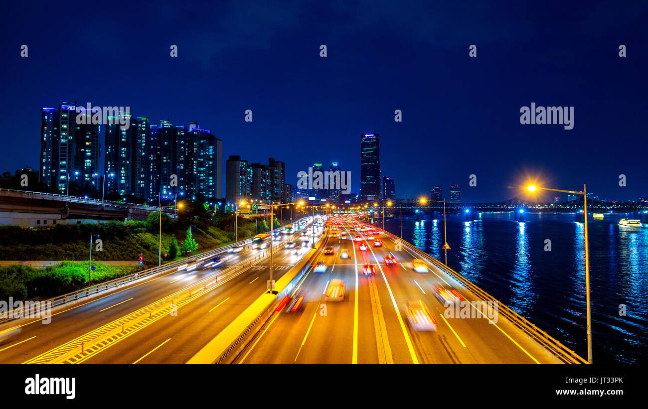Bellissima di traffico a Seoul di notte e cityscape, Corea del Sud con motion blur. Foto Stock