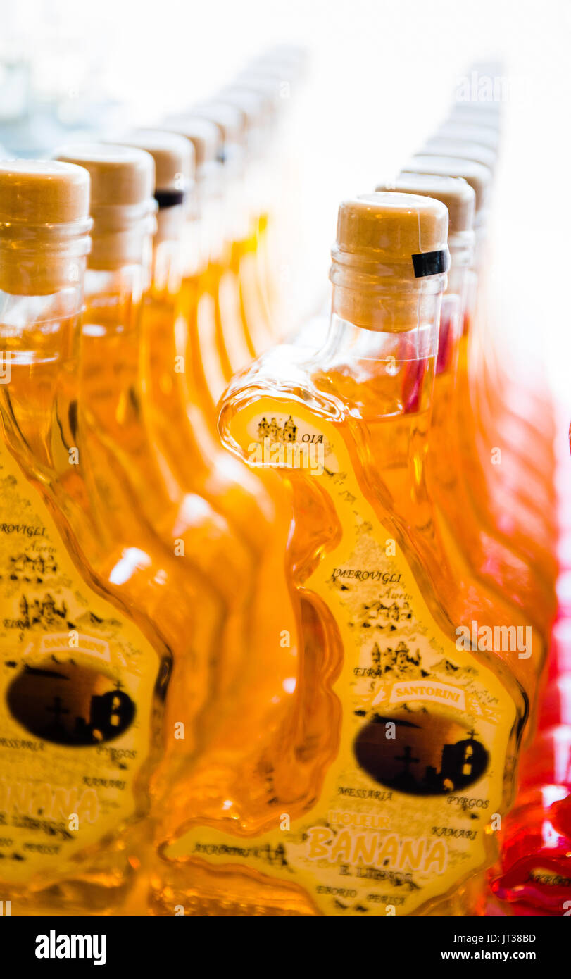 Selezione di bottiglie di vino in vendita nel Santo Cantina, Pirgos, Santorini, Grecia. Foto Stock