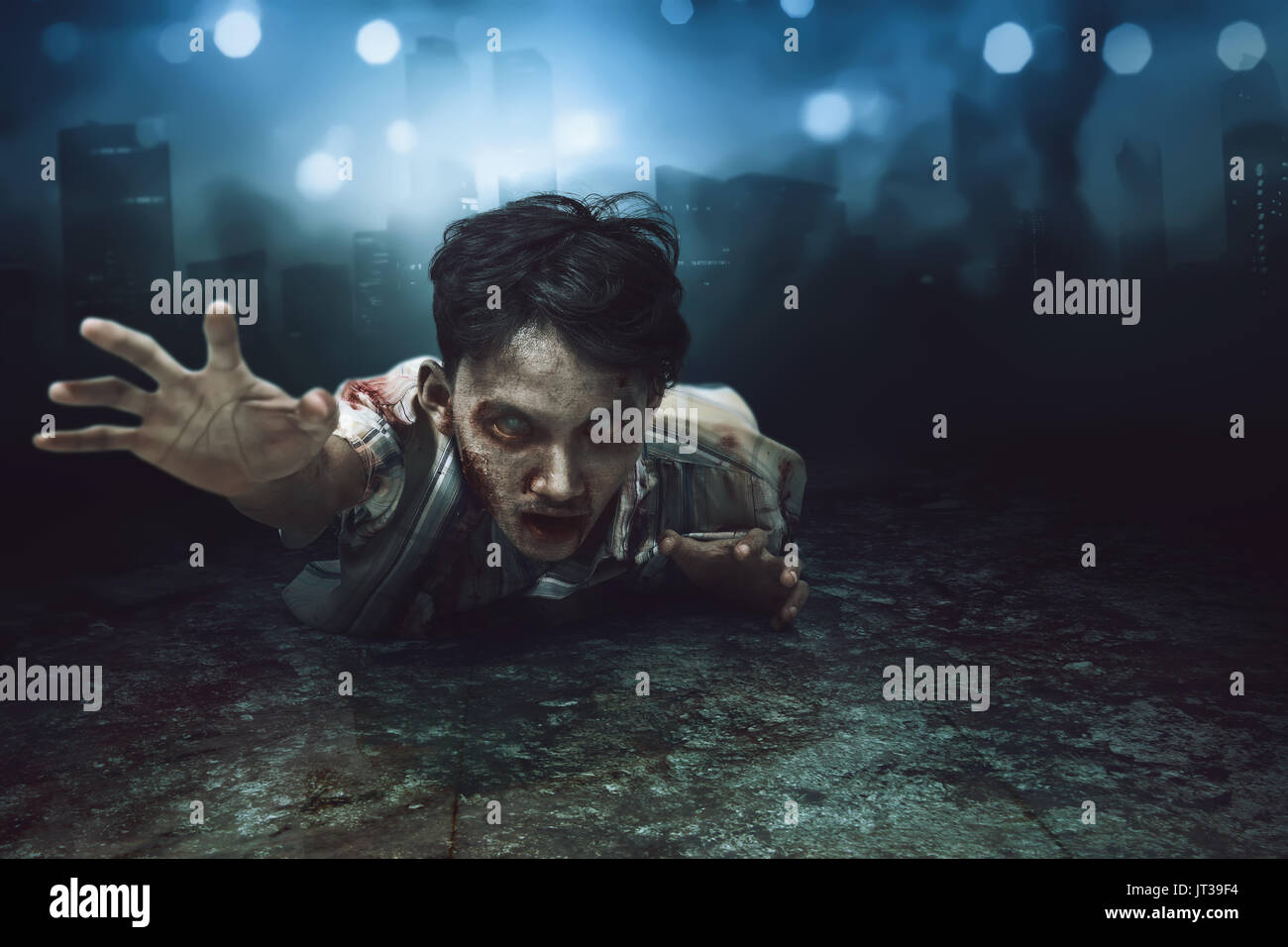Creepy asian zombie Uomo sdraiato su con volto ferito sul pavimento sporco Foto Stock