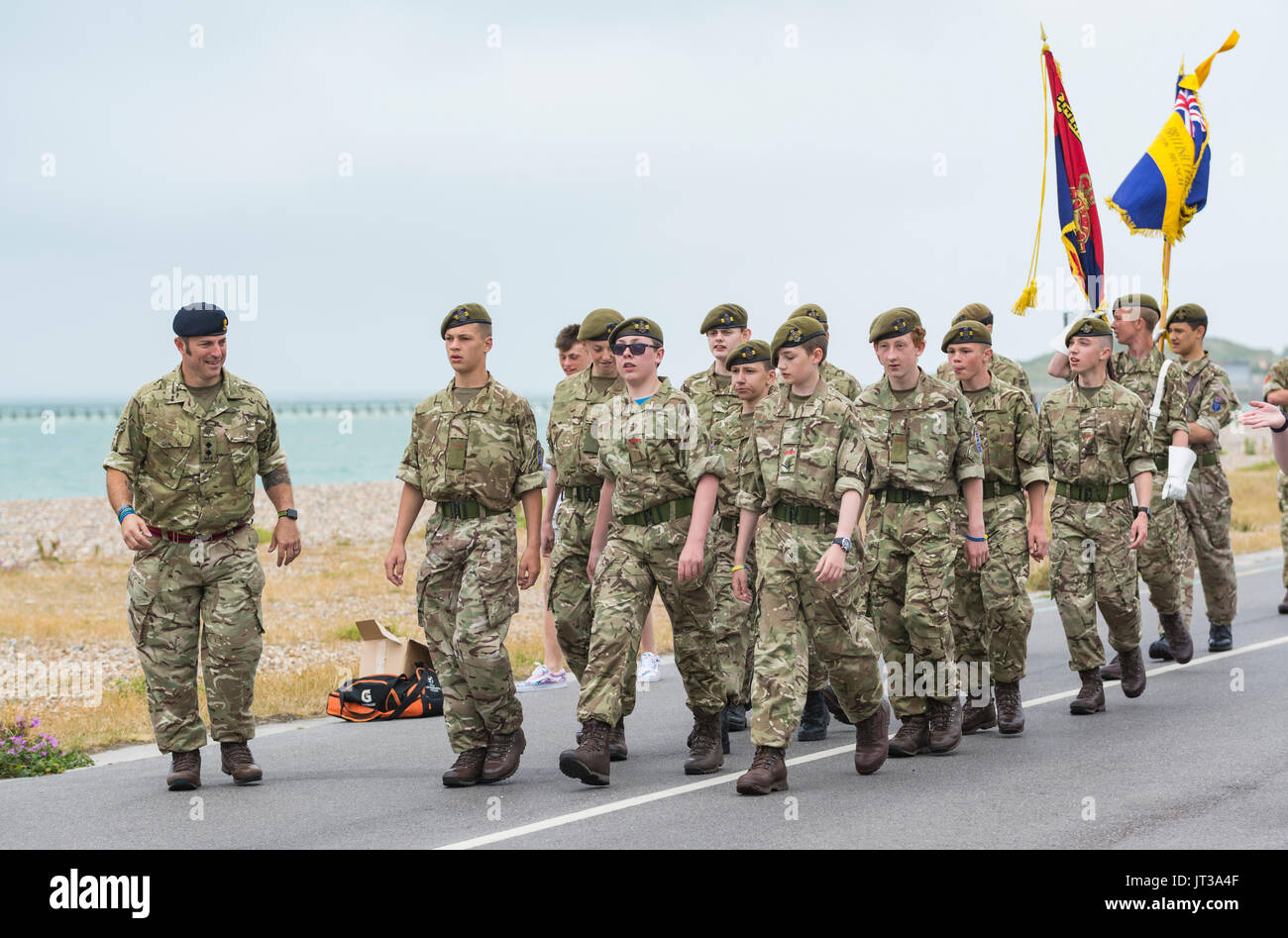 Esercito di cadetti dal Royal British Legion in Littlehampton marciando al 2017 le Forze Armate evento della durata di un giorno in Littlehampton, West Sussex, in Inghilterra, Regno Unito. Foto Stock