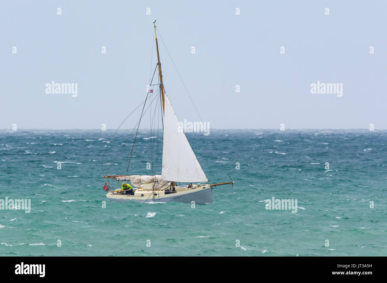 Piccola barca a vela sul mare mosso in una giornata di vento. Piccole barche. Foto Stock