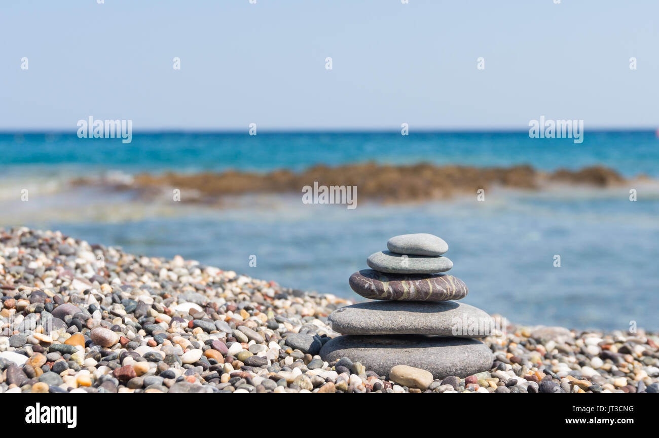 Pila di pietre zen su una spiaggia di ciottoli a Creta Grecia Foto Stock