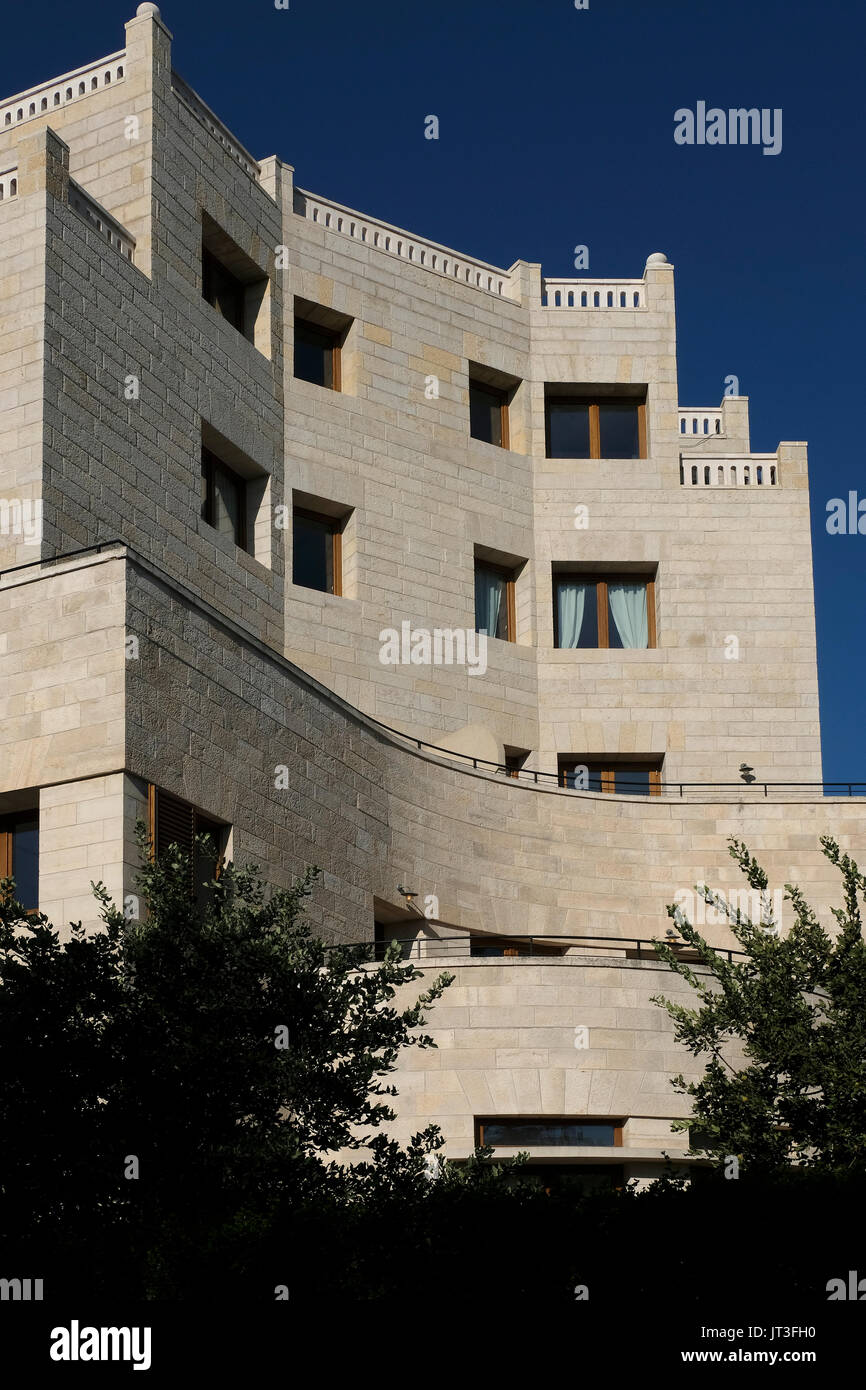 Facciata della ricostruita ed ex villa Hanna Salameh di fronte al primo ministro israeliano casa in via Balfur situato a Talbiya o Talbiyeh quartiere ufficialmente Komemiyut, costruito nel 1920s e 1930s che la maggior parte dei primi residenti erano ricchi cristiani arabi che costruirono eleganti case con Rinascimento, Motivi architettonici moreschi e arabi. Gerusalemme ovest Israele Foto Stock