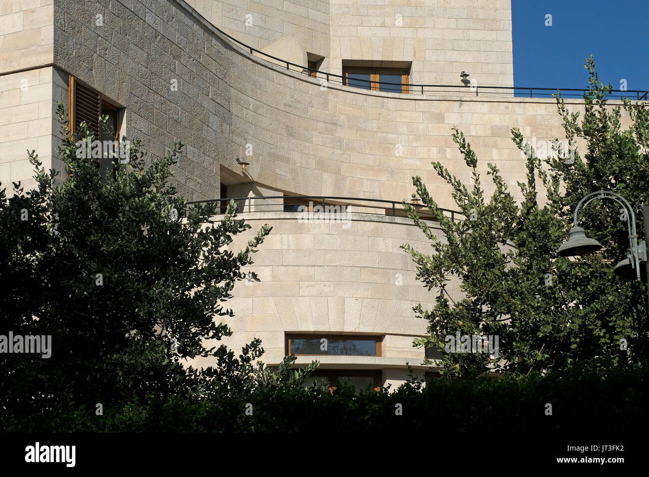 Facciata della ricostruita ed ex villa Hanna Salameh di fronte al primo ministro israeliano casa in via Balfur situato a Talbiya o Talbiyeh quartiere ufficialmente Komemiyut, costruito nel 1920s e 1930s che la maggior parte dei primi residenti erano ricchi cristiani arabi che costruirono eleganti case con Rinascimento, Motivi architettonici moreschi e arabi. Gerusalemme ovest Israele Foto Stock