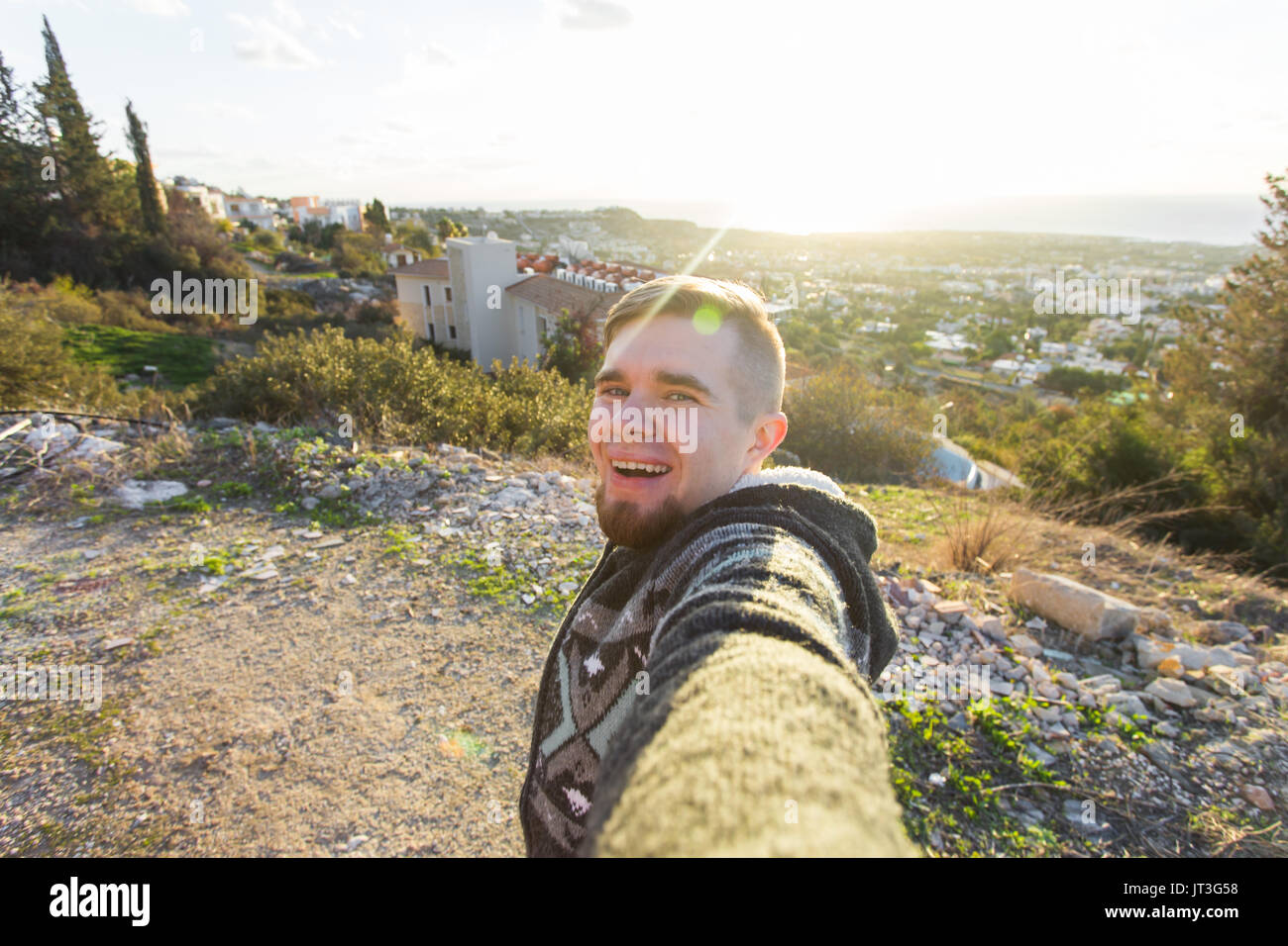 Bel uomo barbuto prendendo selfie. Felice studente rende divertente immagine per il suo blog. Foto Stock