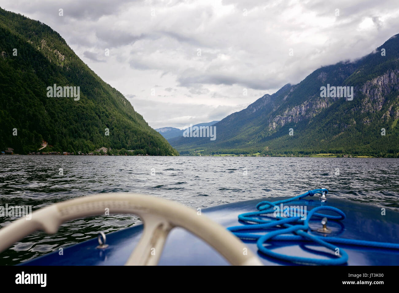 Barca a Vela Barca elettrica su Hallstatter vedere il lago, Austria, Europa Foto Stock