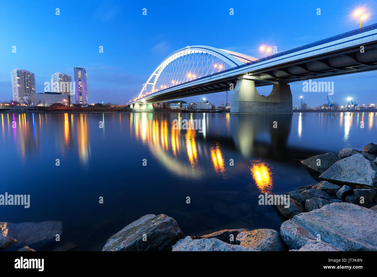 Ponte di Apollo a Bratislava di notte, Slovacchia Foto Stock