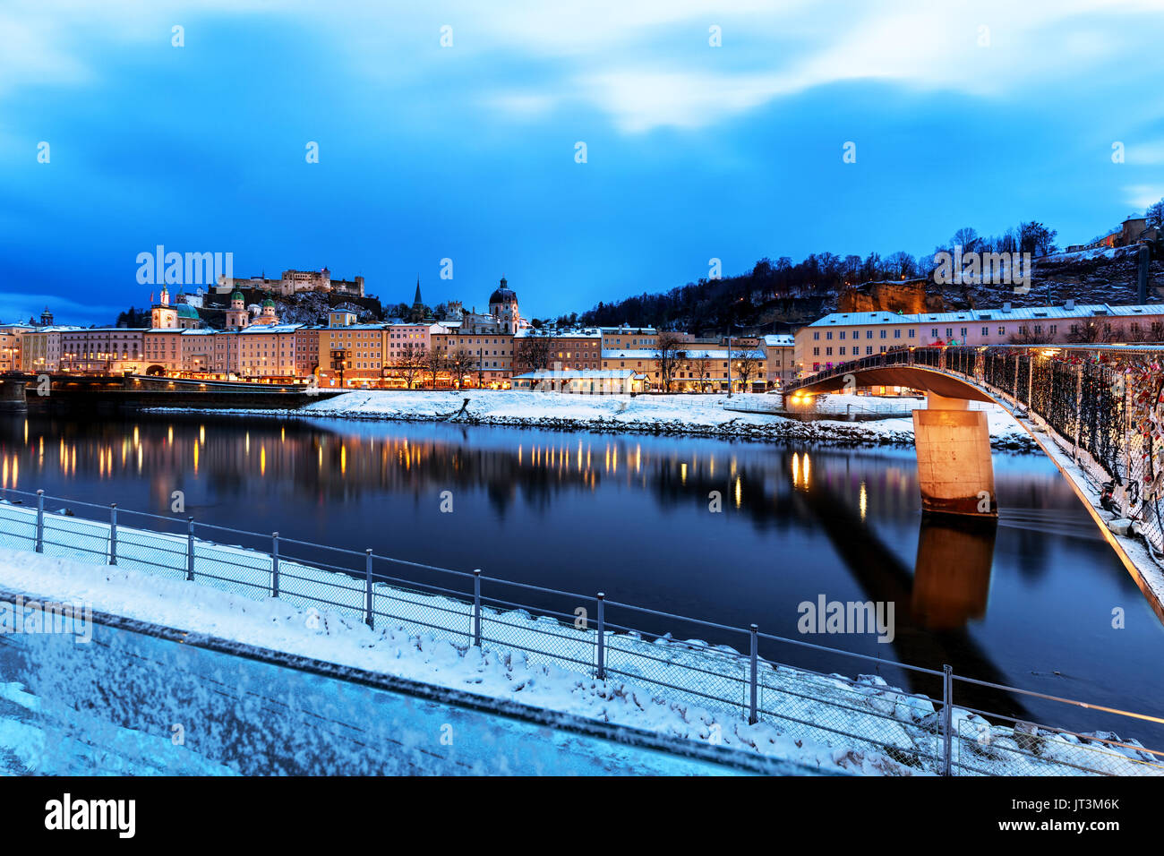 Bellissima vista del centro storico della città di Salisburgo con il fiume Salzach in inverno durante il blue ora, Salzburger Land, Austria Foto Stock