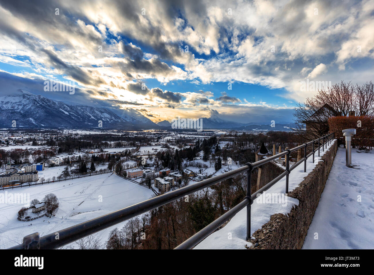 Antenna vista panoramica dalla cima della fortezza di Hohensalzburg (Castello) al tramonto. Salisburgo, Austria Foto Stock