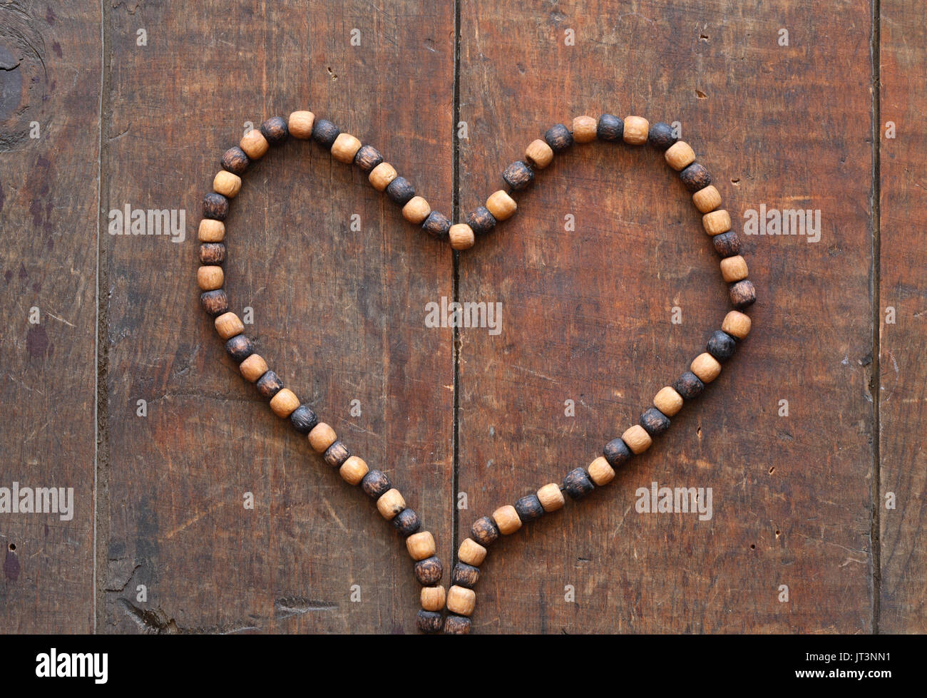 La bigiotteria. Forma di cuore realizzato dalla collana di legno sulla  superficie di legno Foto stock - Alamy