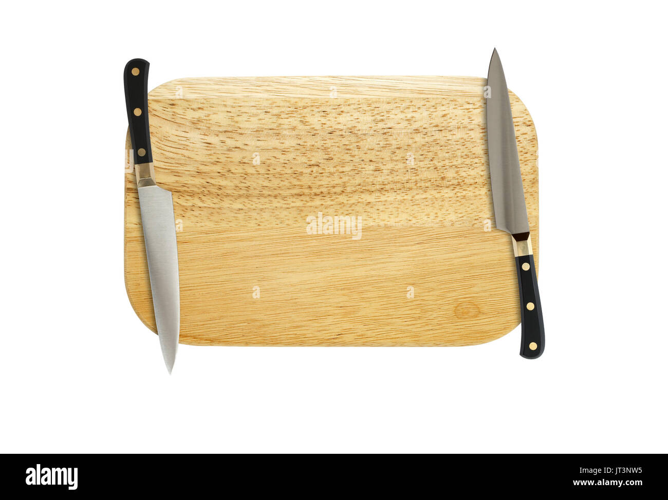 Due coltelli da cucina sul tagliere di legno isolato su sfondo bianco con tracciato di ritaglio Foto Stock