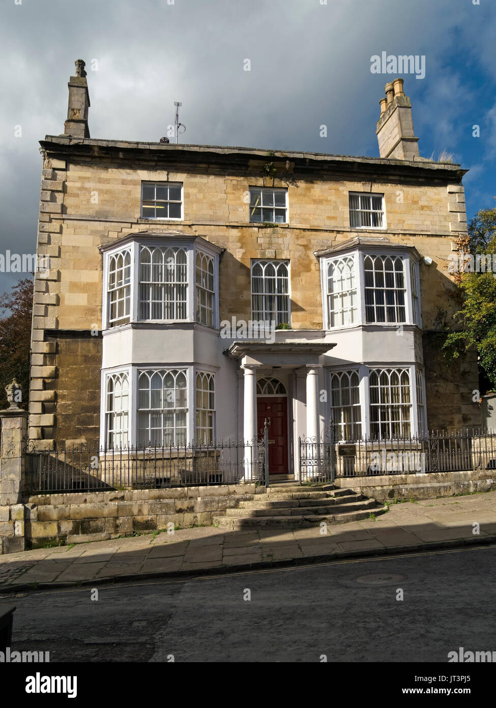 Old Stone baia fronteggiata tardo 18C casa con porticato dorico gotico e bay window bar, Stamford, Lincolnshire, Regno Unito Foto Stock