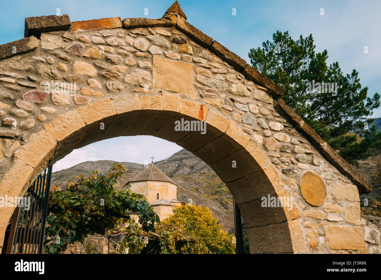 Ateni, Shida Kartli Regione, Georgia. Arch cancelli di ingresso alla Chiesa Ortodossa Georgiana Ateni Sioni Chiesa si trova nel villaggio di Ateni, circa 10 Km a sud della Foto Stock