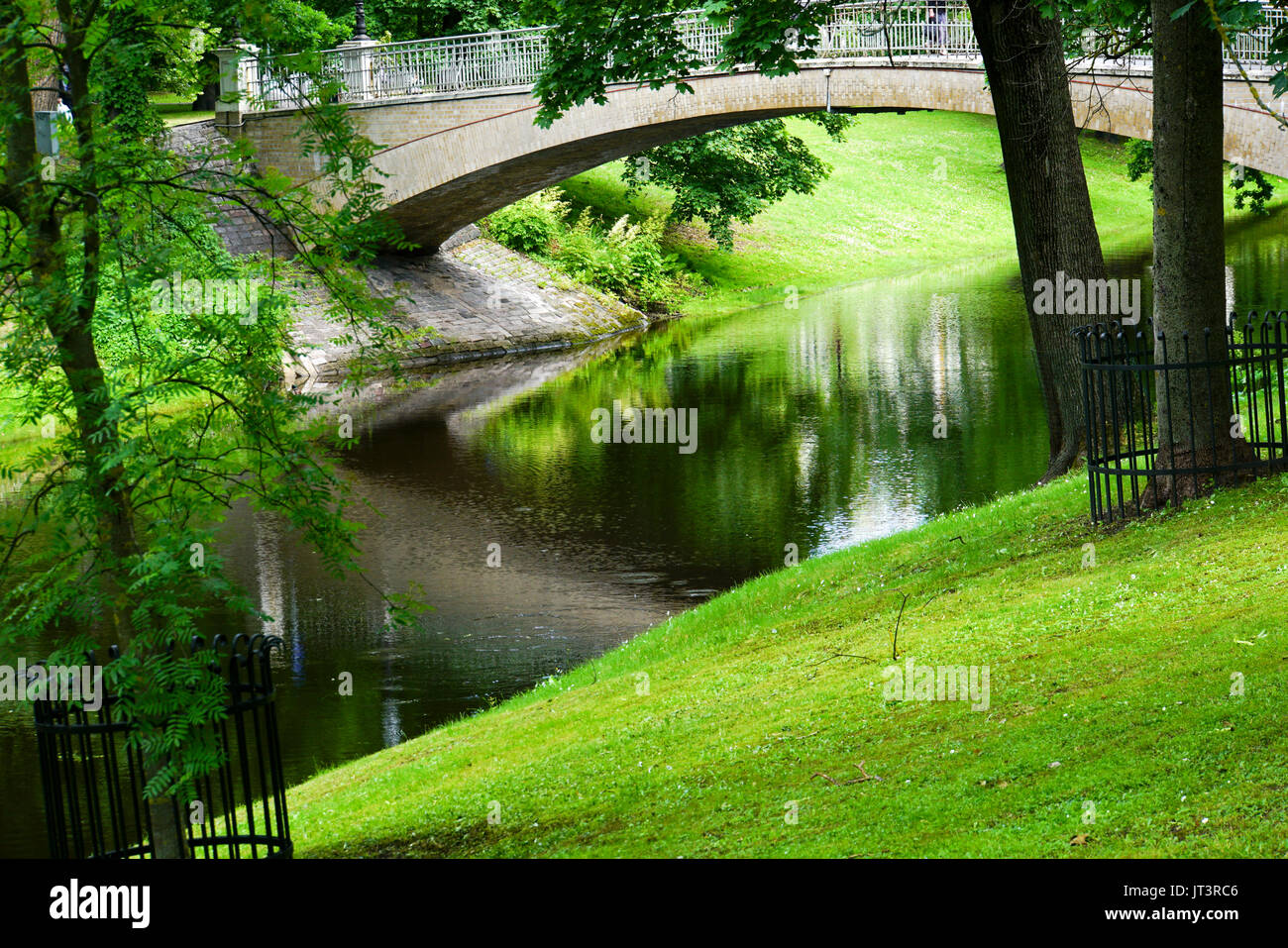 Il canale nel parco Bastejkalna, Riga, Lettonia Foto Stock