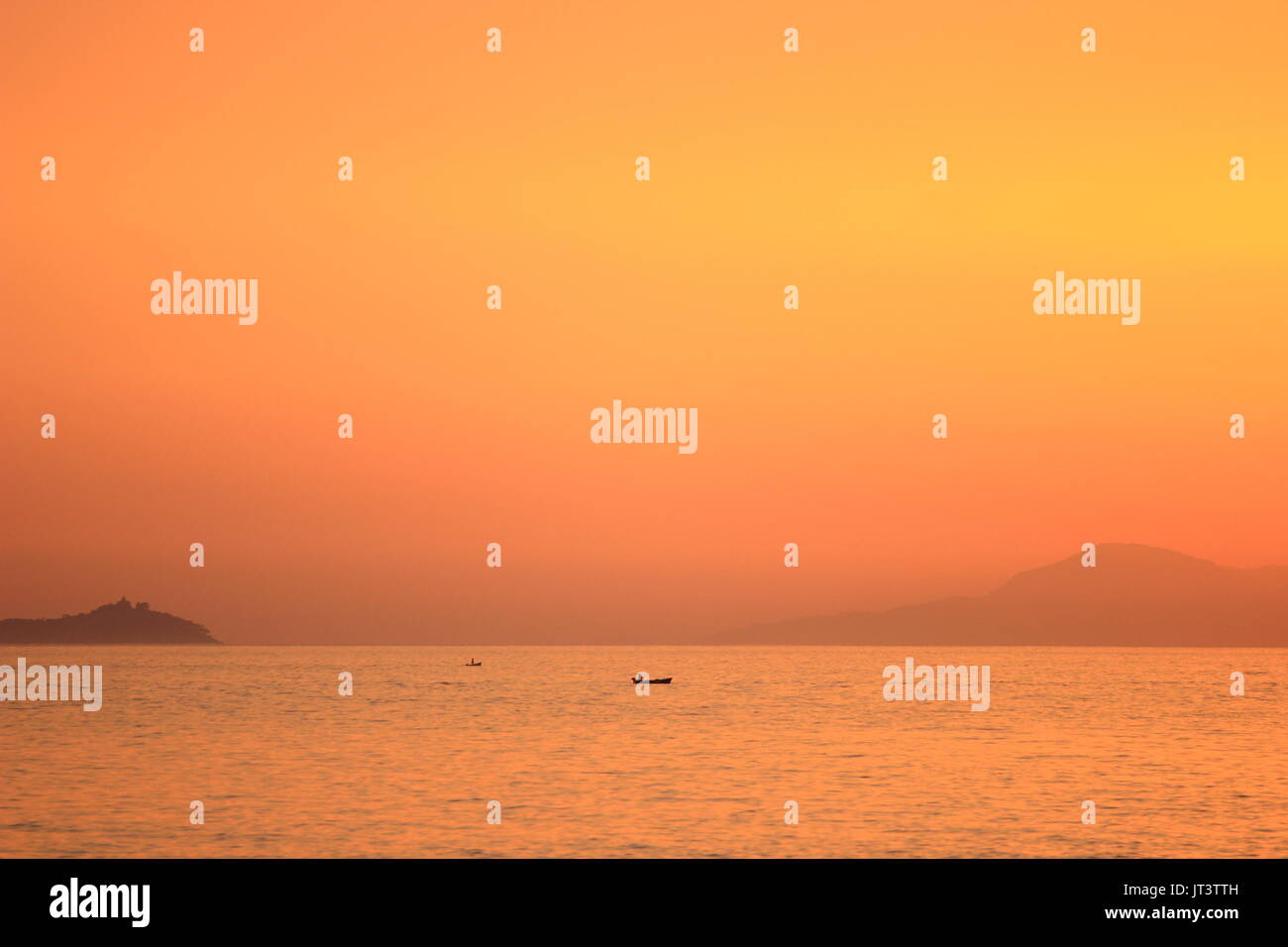 Cielo di tramonto sul mare Adriatico vicino a Dubrovnik, Croazia Foto Stock