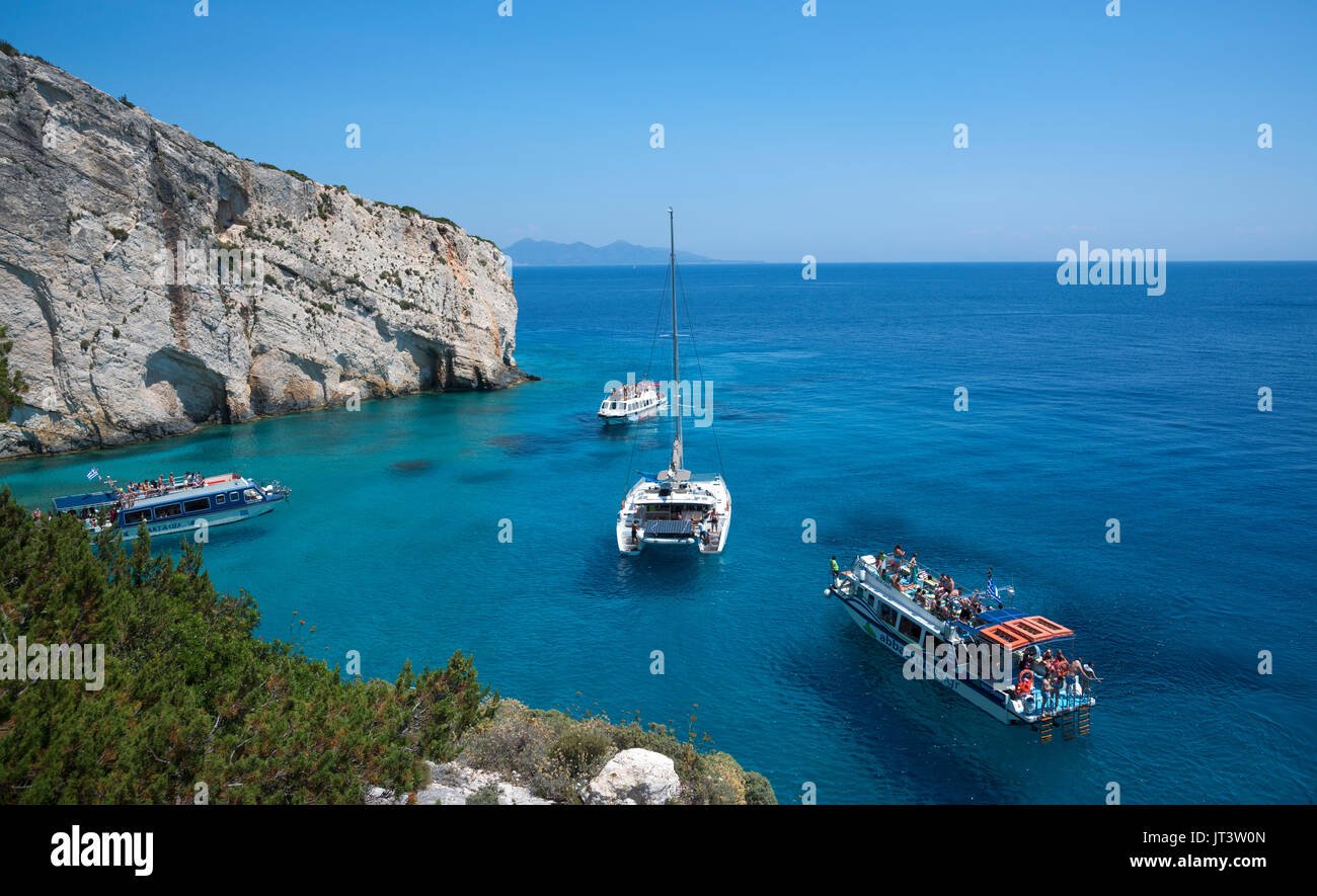 Traghetti passeggeri con turisti in viaggio verso le grotte blu, sull'isola di Zante in Grecia Foto Stock