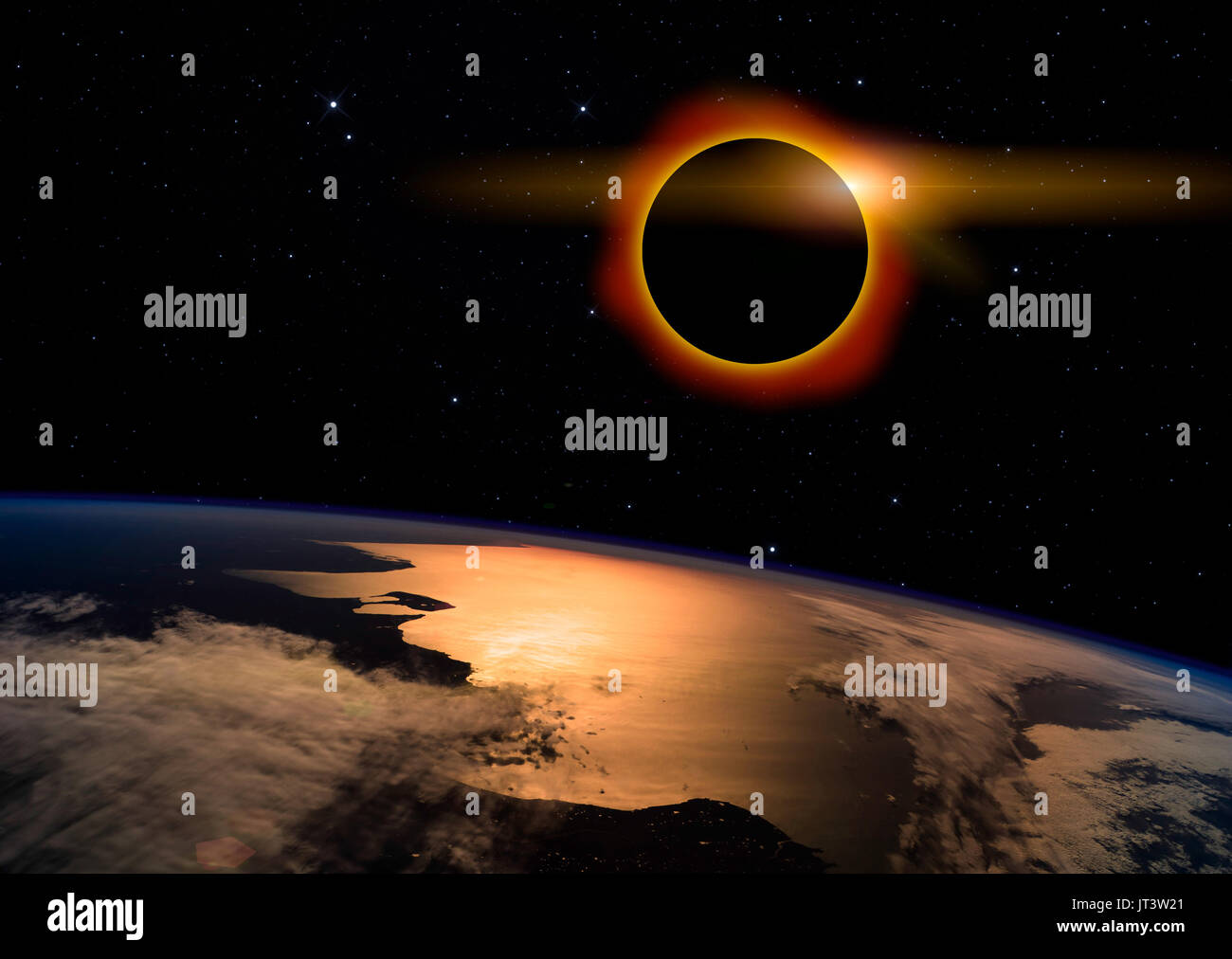 Eclissi solare con alone arancione sul pianeta Terra, sul buio cielo stellato Foto Stock