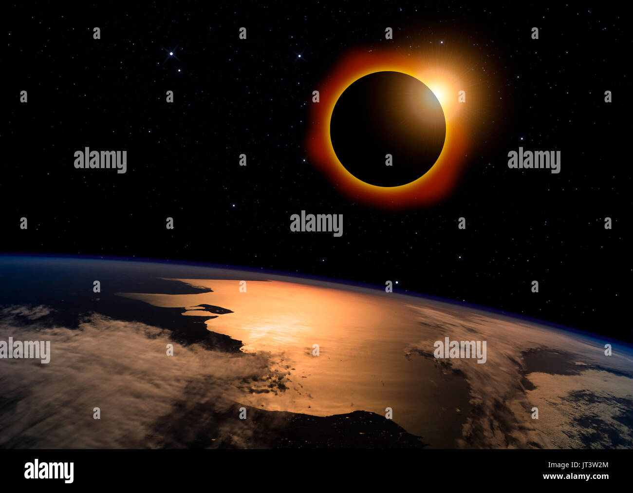 Eclissi solare con alone arancione sul pianeta Terra, sul buio cielo stellato Foto Stock