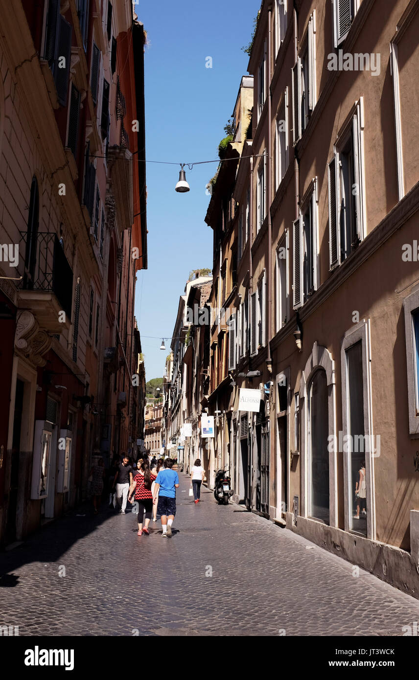 Roma Italia Luglio 2017 - strada stretta nell'area Tridente fotografia scattata da Simon Dack Foto Stock