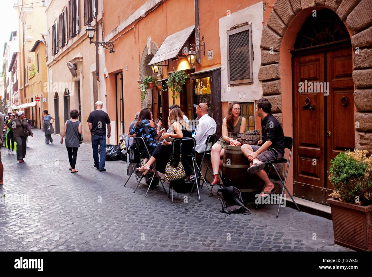 Roma Italia Luglio 2017 - Uno dei molti cafe bar nelle strade strette attorno al quartiere Tridente fotografia scattata da Simon Dack Foto Stock