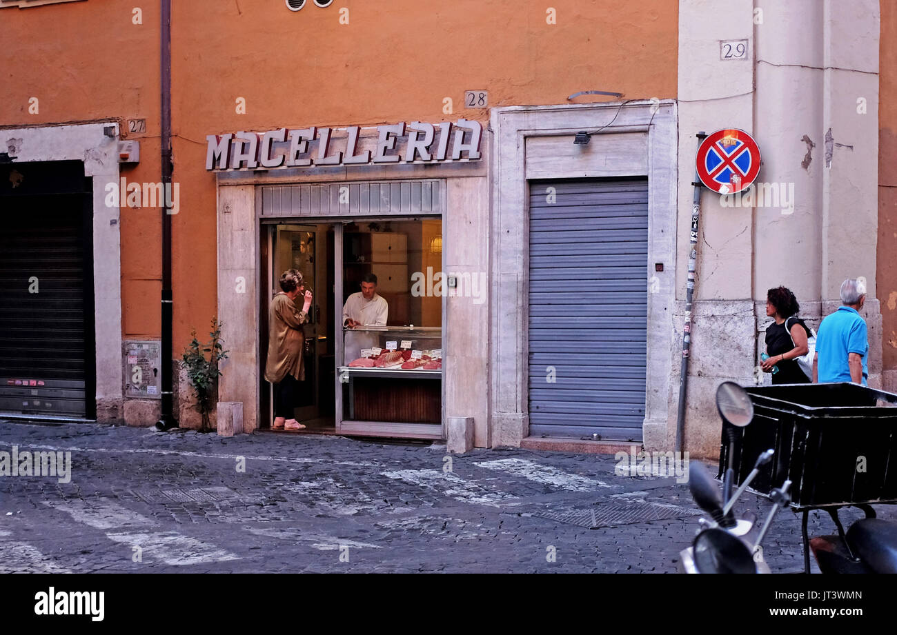 Roma Italia Luglio 2017 - macellai tradizionale nel centro storico quartiere fotografia scattata da Simon Dack Foto Stock
