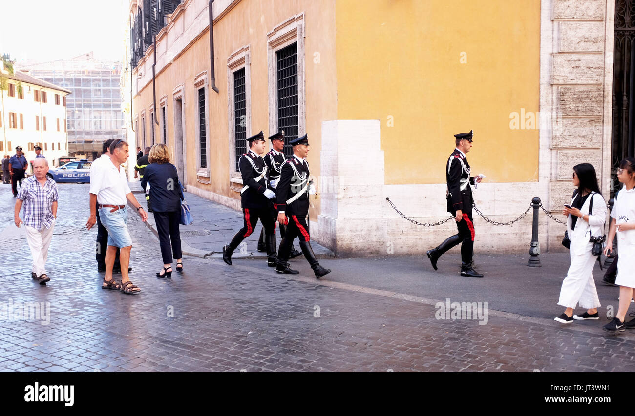 Roma Italia - i turisti guardano la polizia locale in uniforme Foto Stock