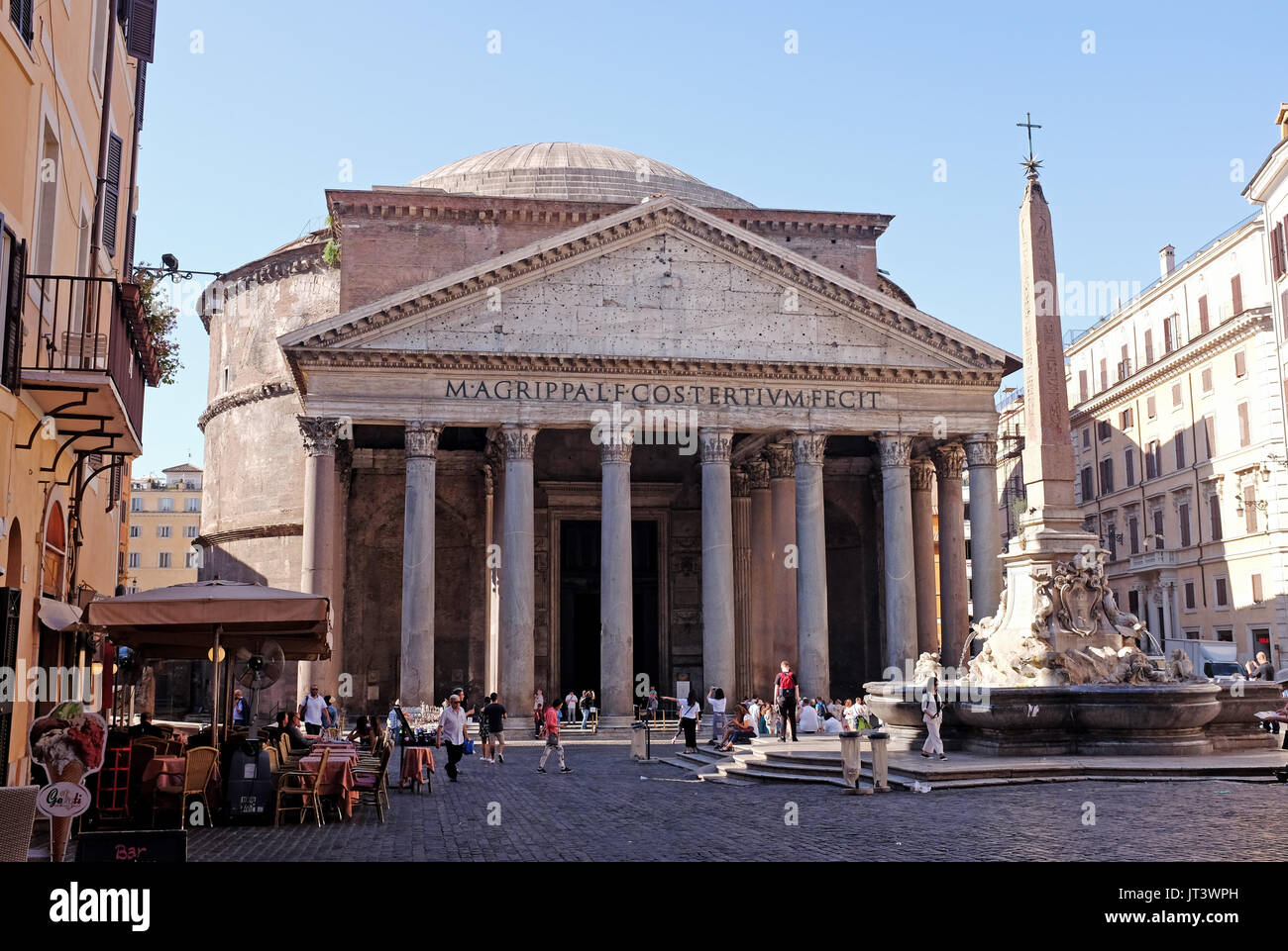 Roma Italia Europa - il Pantheon in Piazza della rotonda nel quartiere Centro storico Foto Stock