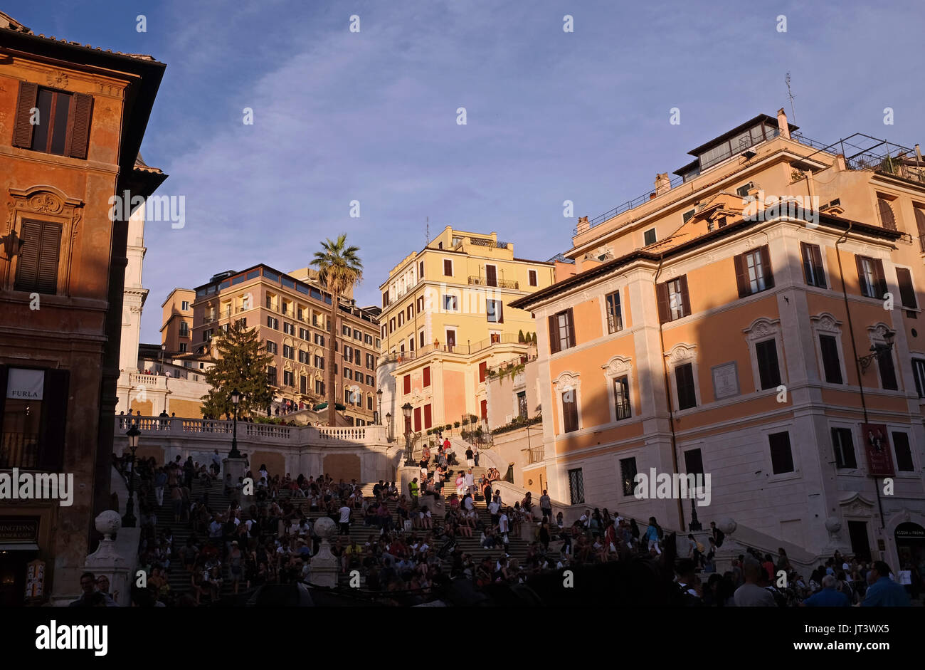 Roma Italia Luglio 2017 - la Famosa Scalinata di piazza di Spagna e Piazza di Spagna nel quartiere Tridente fotografia scattata da Simon Dack Foto Stock