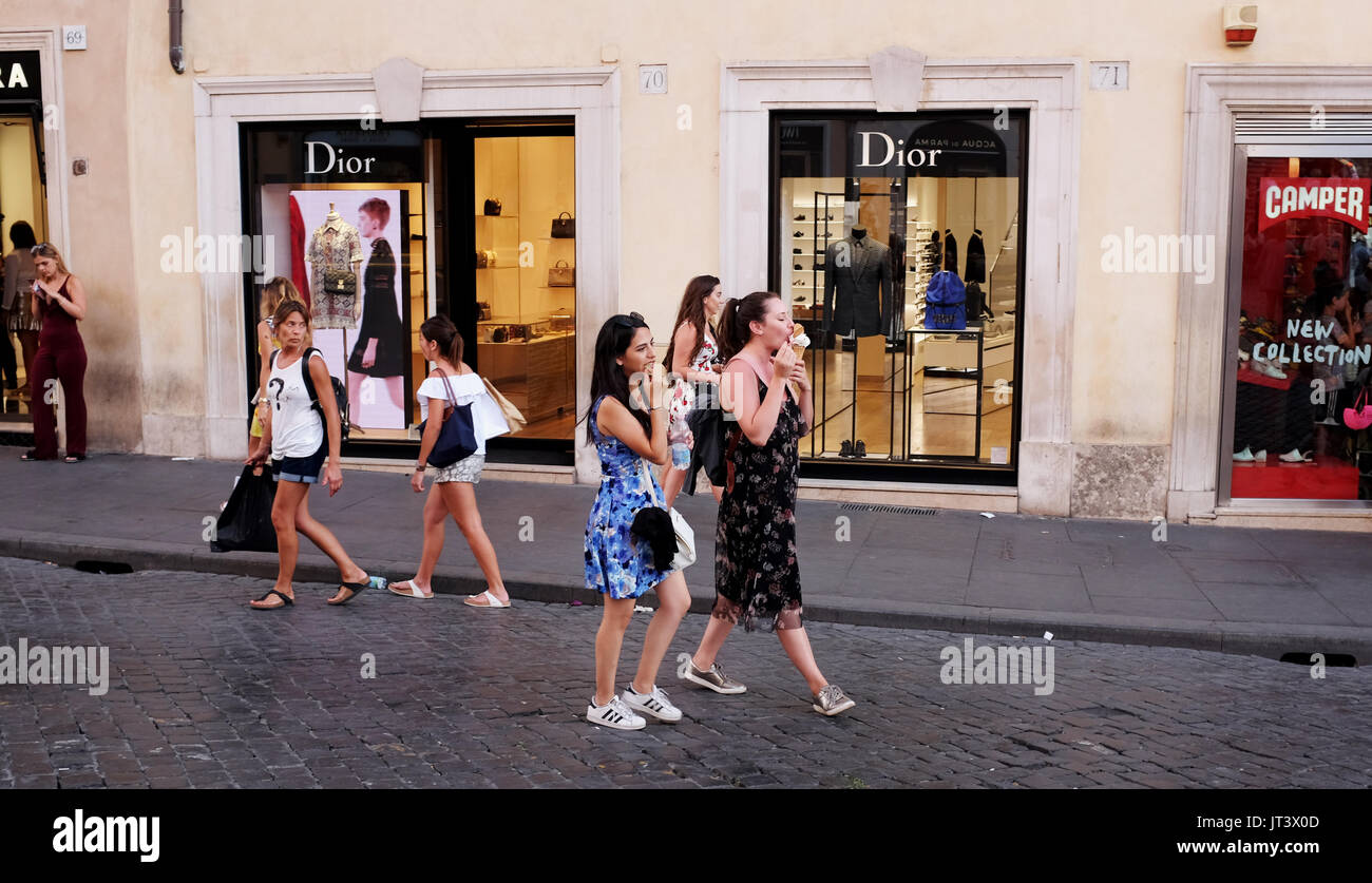 Roma Italia Luglio 2017 - agli acquirenti di passare dal famoso Dior store nel quartiere Tridente fotografia scattata da Simon Dack Foto Stock
