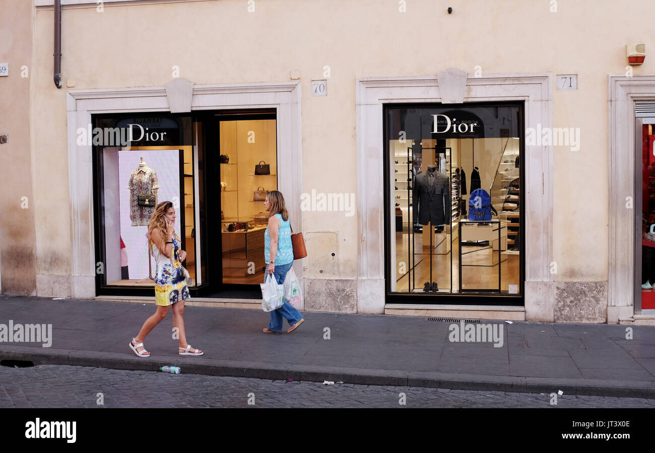 Roma Italia Luglio 2017 - agli acquirenti di passare dal famoso Dior store nel quartiere Tridente fotografia scattata da Simon Dack Foto Stock