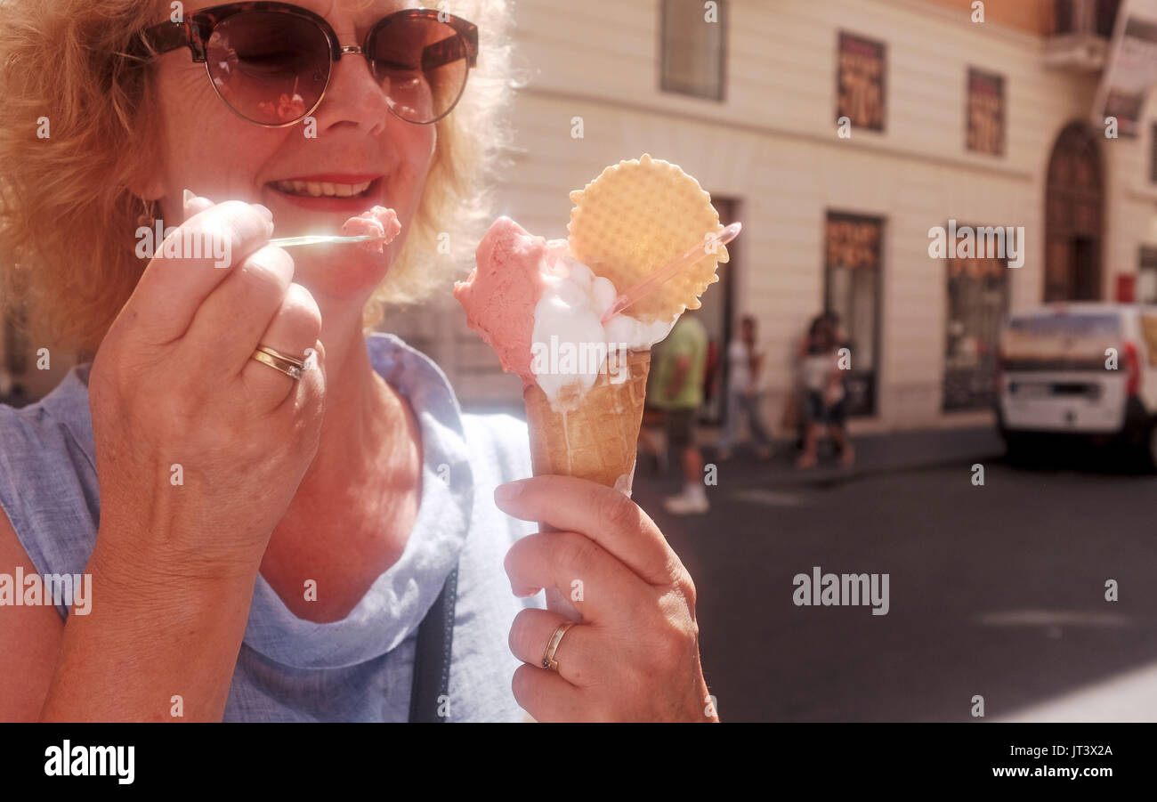 Roma Italia Luglio 2017 - turista femminile mangiare uno del famoso gelato Italiano gelati fotografia scattata da Simon Dack Foto Stock