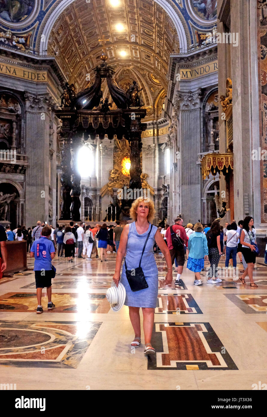 Roma Italia Luglio 2017 - i turisti all'interno della Basilica di San Pietro in Piazza San Pietro a Città del Vaticano fotografia scattata da Simon Dack Foto Stock