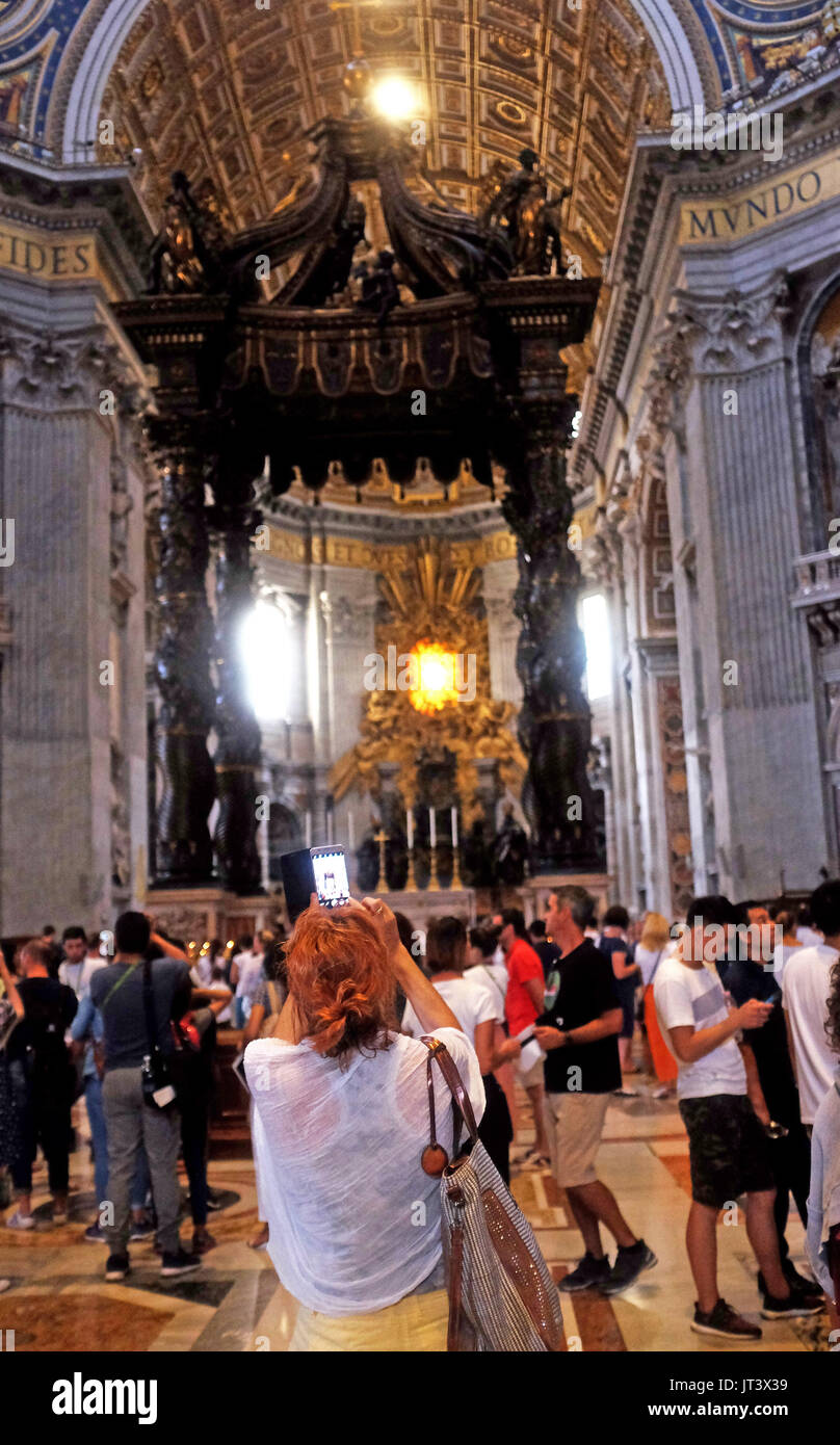 Roma Italia Luglio 2017 - i turisti all'interno della Basilica di San Pietro in Piazza San Pietro a Città del Vaticano fotografia scattata da Simon Dack Foto Stock