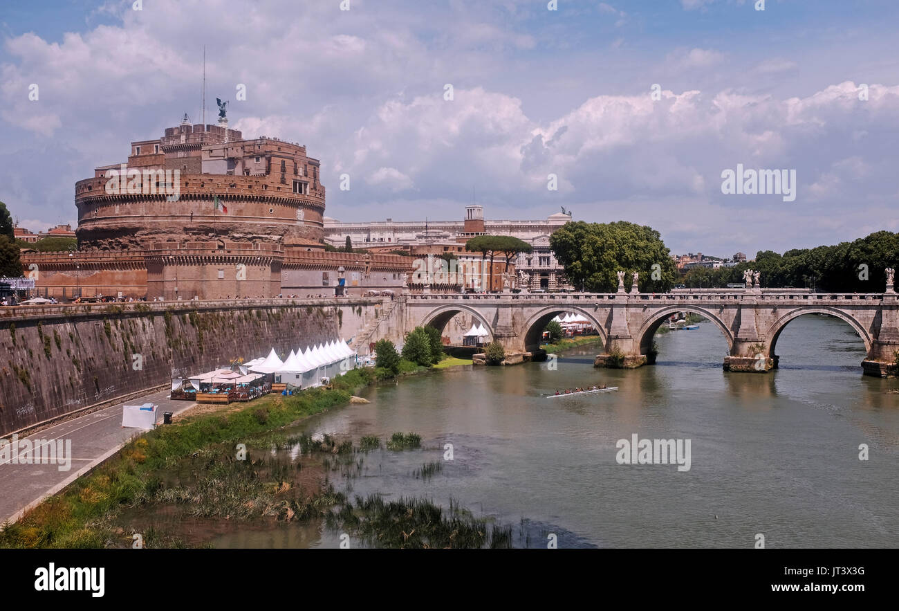 Roma Italia Luglio 2017 - Castel Sant Angelo vicino al Vaticano che si affaccia sul fiume Tevere fotografia scattata da Simon Dack Foto Stock