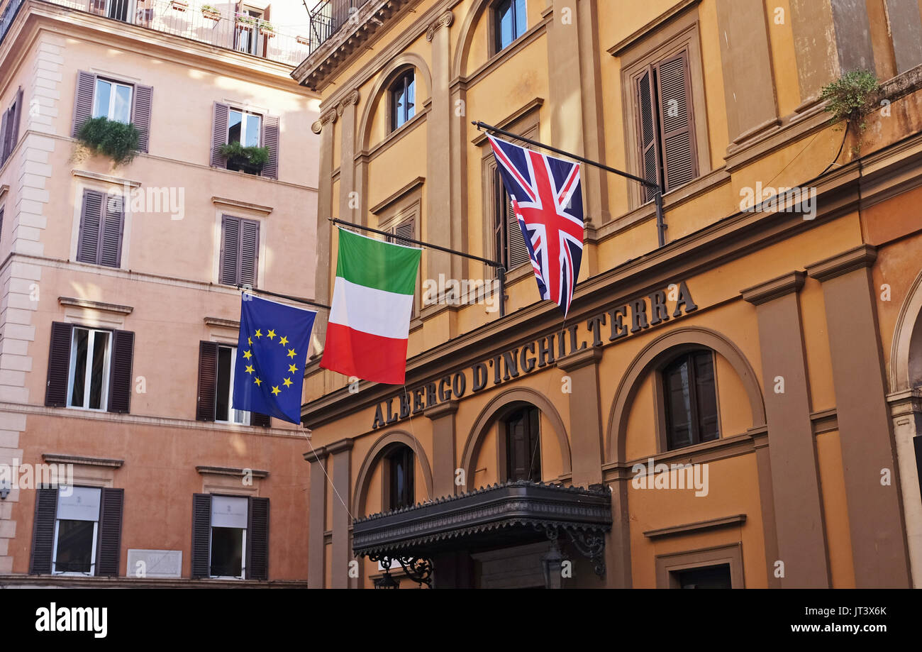 Roma Italia Luglio 2017 - Europeo , italiano e bandiere britanniche al di fuori dell'Albergo d'Inghilterra Hotel nel quartiere Tridente Foto Stock