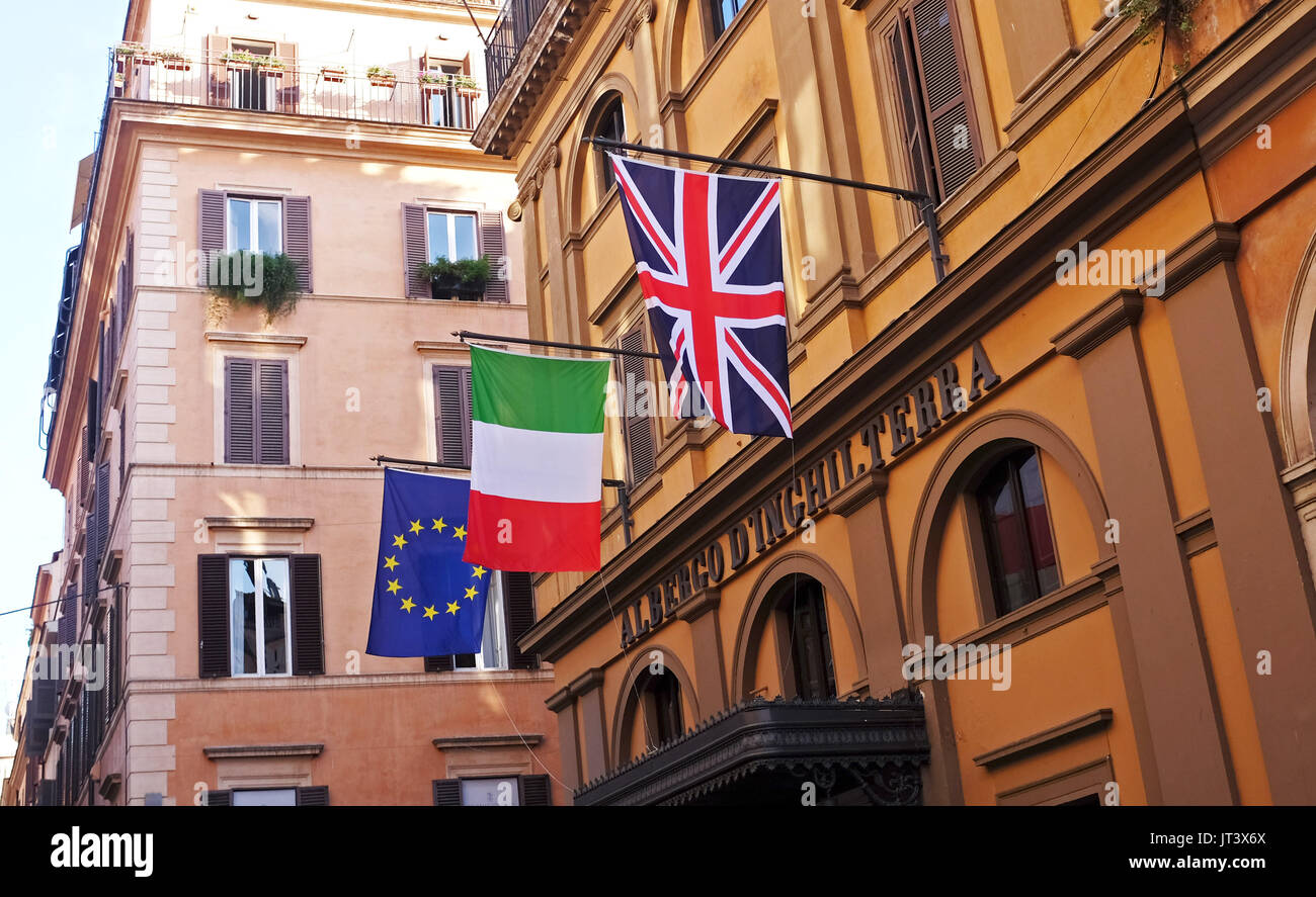 Roma Italia Luglio 2017 - Europeo , italiano e bandiere britanniche al di fuori dell'Albergo d'Inghilterra Hotel nel quartiere Tridente Foto Stock